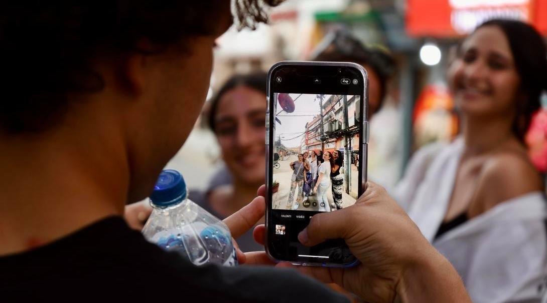 Stagiaire prenant des photos Stagiaire prenant des photos